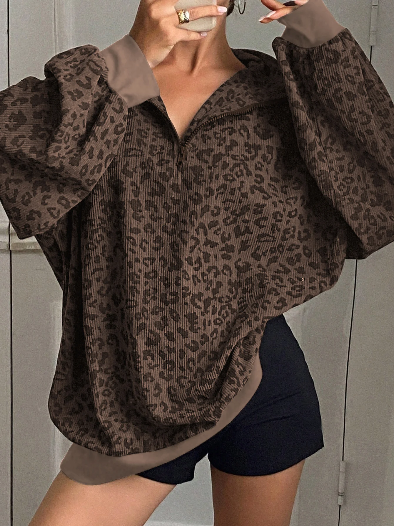 Damen-Pullover mit Leopardenmuster und halbem Reißverschluss, Oversize-Sweatshirt mit langen Ärmeln, Stehkragen und gerippter Struktur, lässige, lockere Bluse. – Detail 1