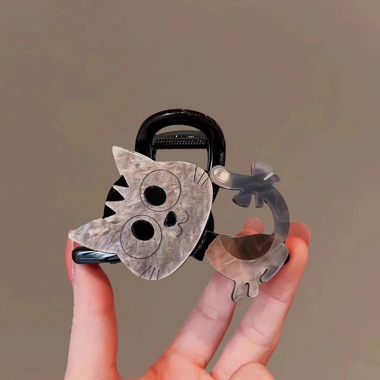 

Cute and Adorable Little Cat 2025 New High-end AB Shark Hair Clip with A Back of The Head Headband