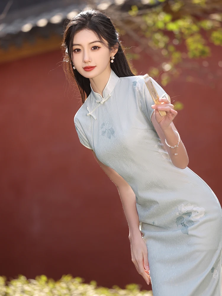 

Новое 2026: Длинное молодежное китайское традиционное синее ципао с коротким рукавом, простым ретро-дизайном и высоким разрезом, для повседневной носки