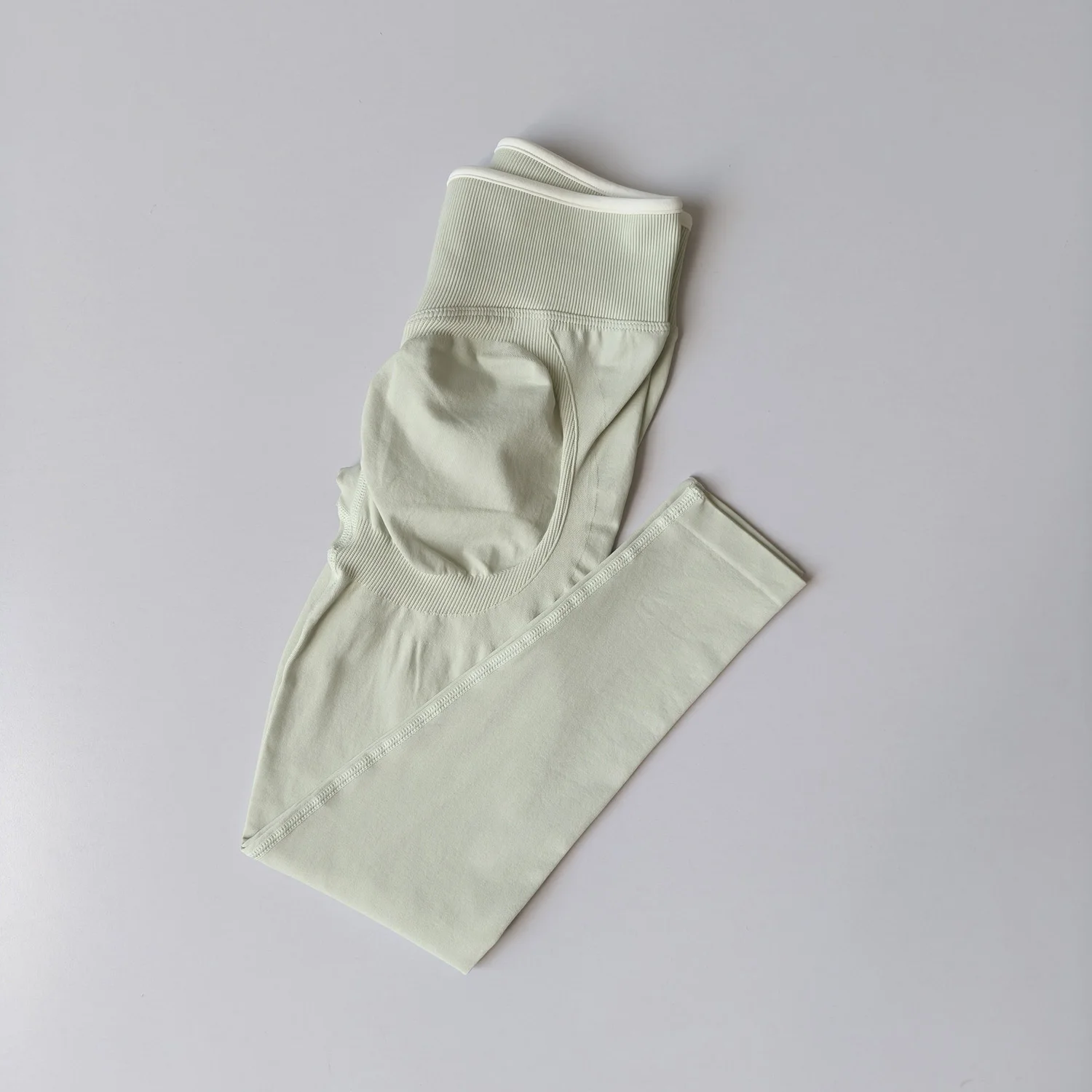 Nahtlose Yoga-Leggings für Damen mit mittlerer Bundhöhe, Push-Up-Effekt, Sport- und Fitnesshose, Laufhose, Hüftlift, hohe Elastizität, Gym-Leggings, Sportleggings – Detail 4