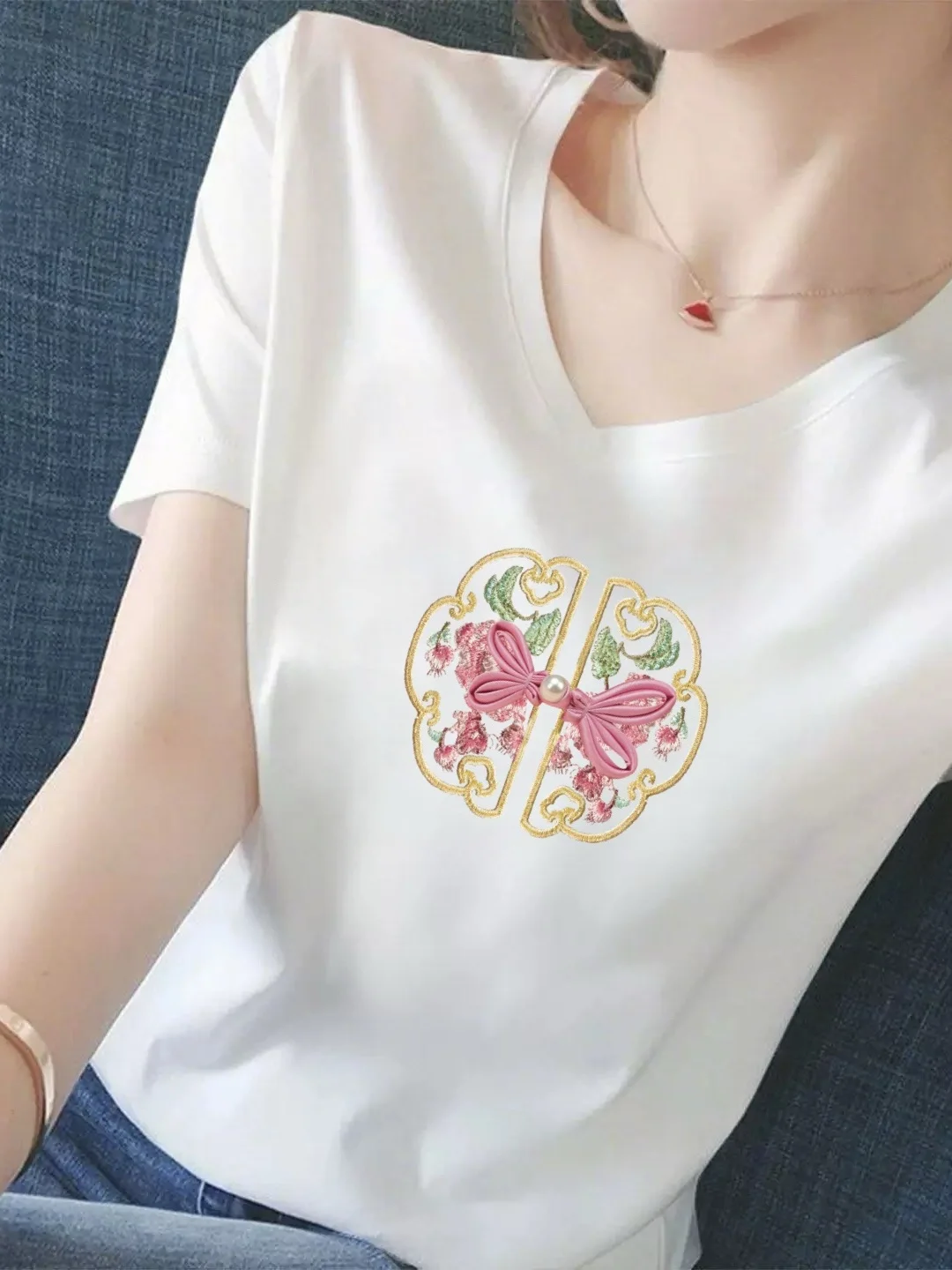 

Женская футболка с V-образным вырезом и коротким рукавом, летняя, с цветочным принтом, приталенная, белая, антивозрастная, для женщин среднего возраста, повседневная, модная