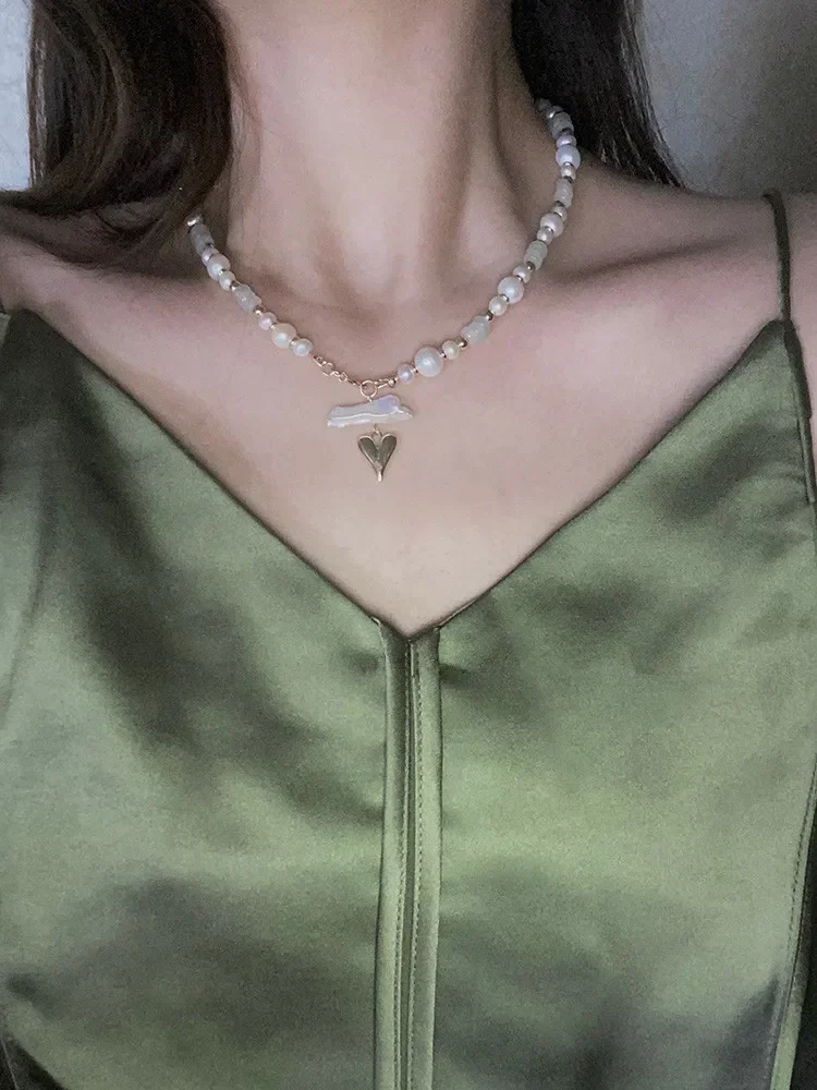 Collana da donna con perle d'acqua dolce naturali dal design originale, guarnizione di giada, ciondolo d'amore romantico, set di gioielli con orecchini a catena con clavicola