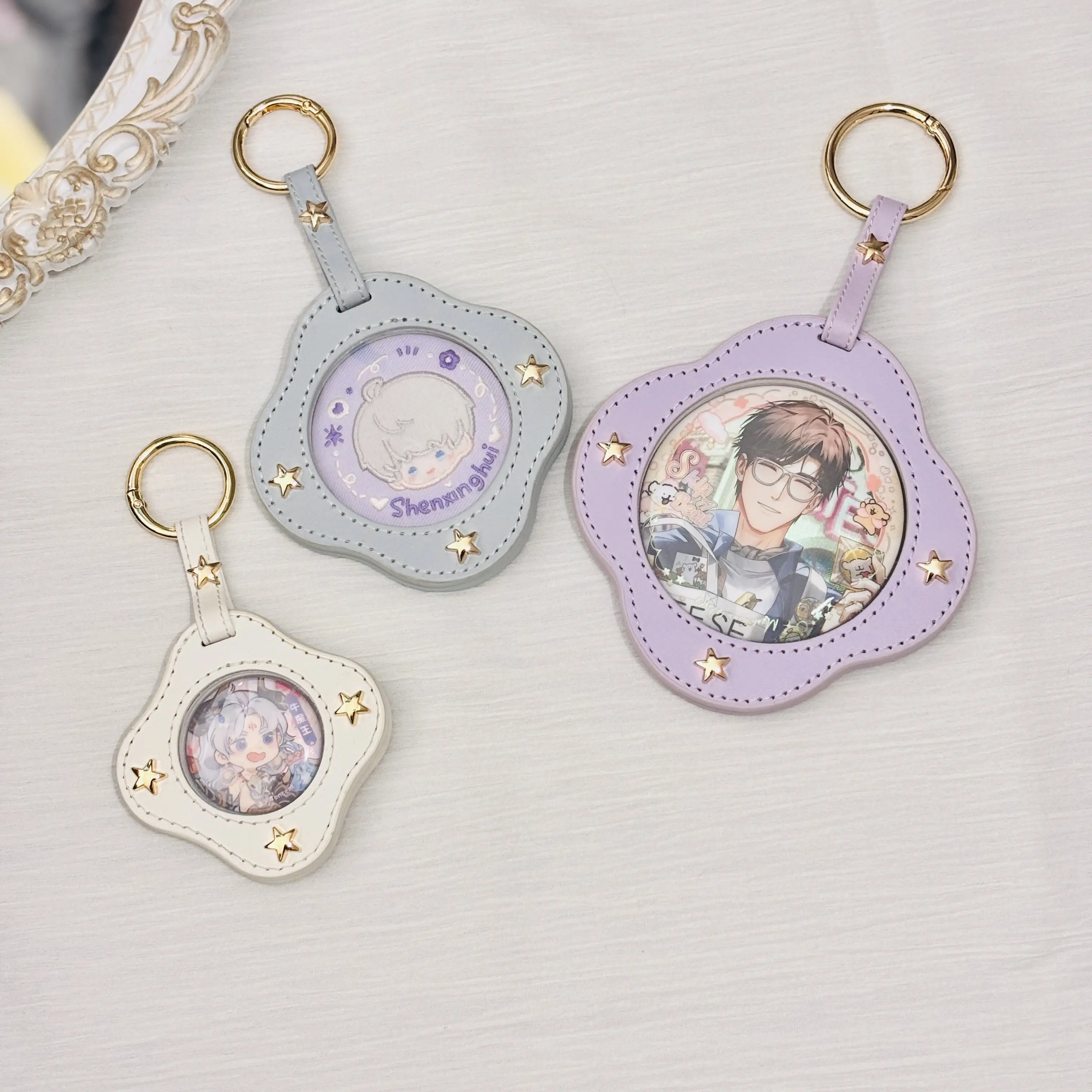 Star Decorated Leather Badge Protector Keychain, Transparent Window Charm, 38/58/65/75mm for Round Pin Display & Bag Accessory