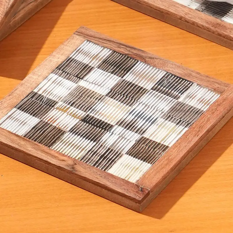 مجموعة من قواعدين على شكل قرن مع حواف من خشب الساج