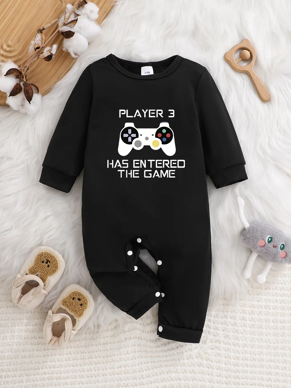 Ein langärmeliger Baby-Strampler mit interessanten Buchstaben-Prints. Es verfügt über ein Knopfverschluss-Design für einfaches An- und Ausziehen.