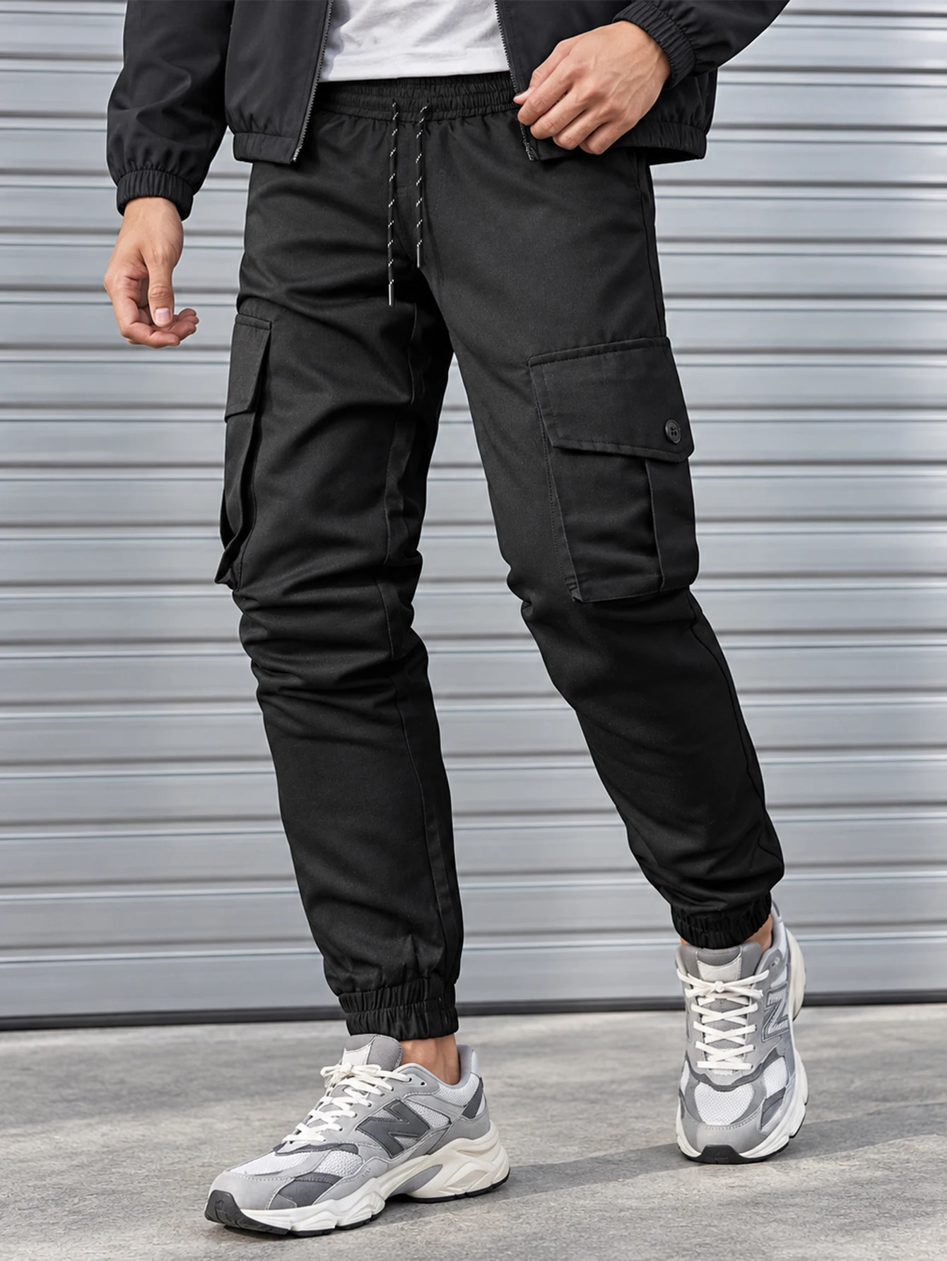 Herren Cargo-Jogginghose, schwarze, lässige, taktische Hose mit elastischem Bund, Kordelzug, mehreren Taschen, Arbeitskleidung, tailliert, mit Umschlagbündchen – Detail 3