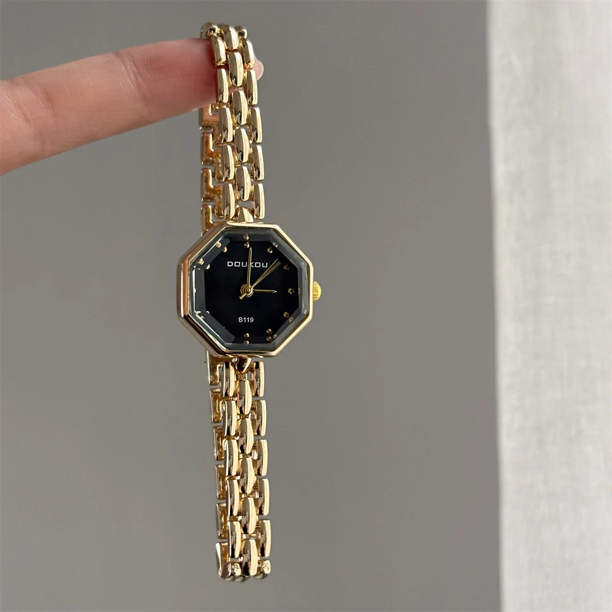 Polygonal Retro Niche Luxury Design Watch: Sophisticated Bracelet-Style Quartz Watch for Women with a Feminine Chain Design