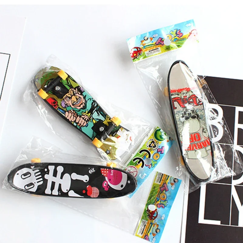 1 stks willekeurige kleur kinderen vinger skateboards auto desktop speelgoed plastic creatieve mini skateboard auto speelgoed