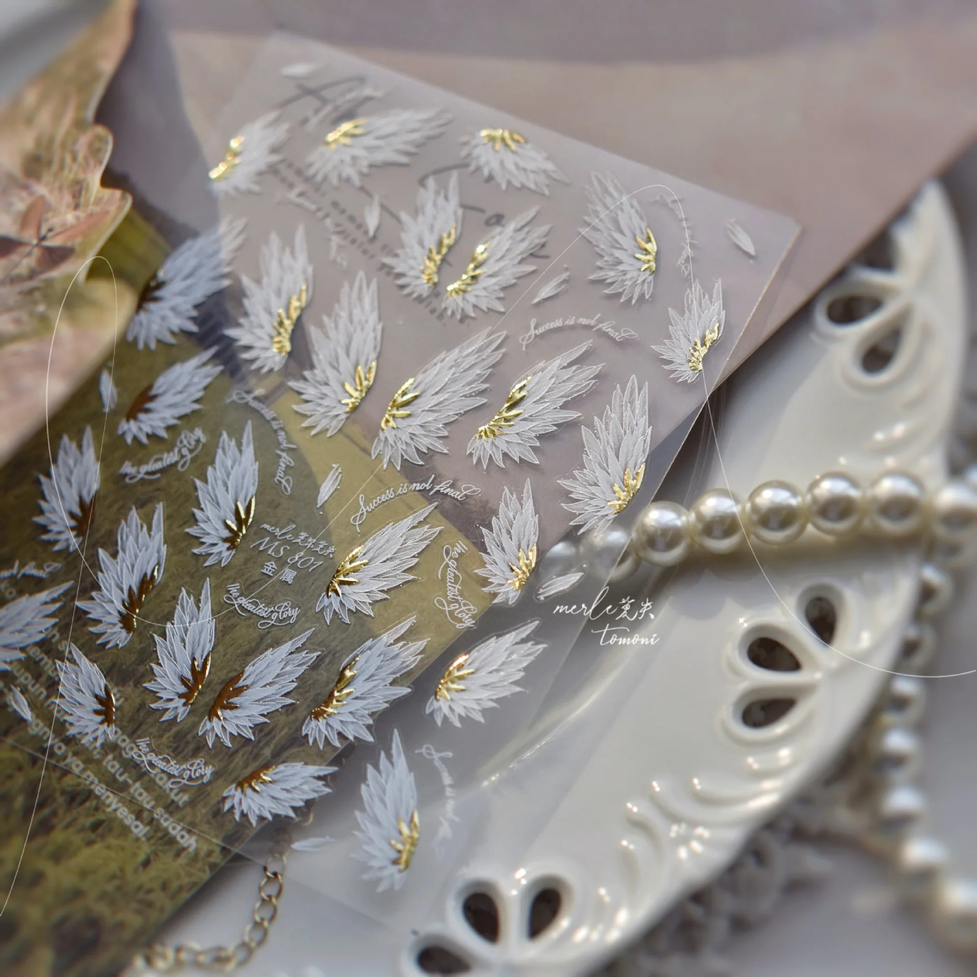 สติกเกอร์ติดเล็บลายปีกนางฟ้าสีขาวทอง ตัวอักษรภาษาอังกฤษ 5D ลายปีศาจ ขนนกในฝัน นกฟีนิกซ์ ลายลูกแพร์ แบบติดเองสำหรับตกแต่งเล็บ