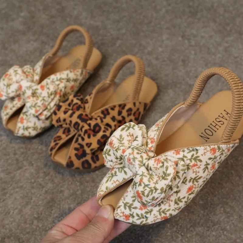 

Модные детские сандалии для девочек в корейском стиле: новые, с бантом, мягкие, повседневные, нескользящие, с защитой от ударов, универсальные