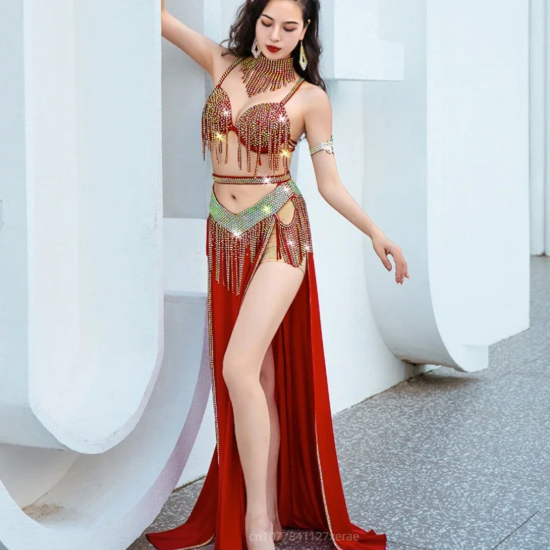 Trajes de dança do ventre usados para apresentações de competição em grupo e cerimônias de abertura de eventos, trajes dinâmicos de dança com lantejoulas e borlas
