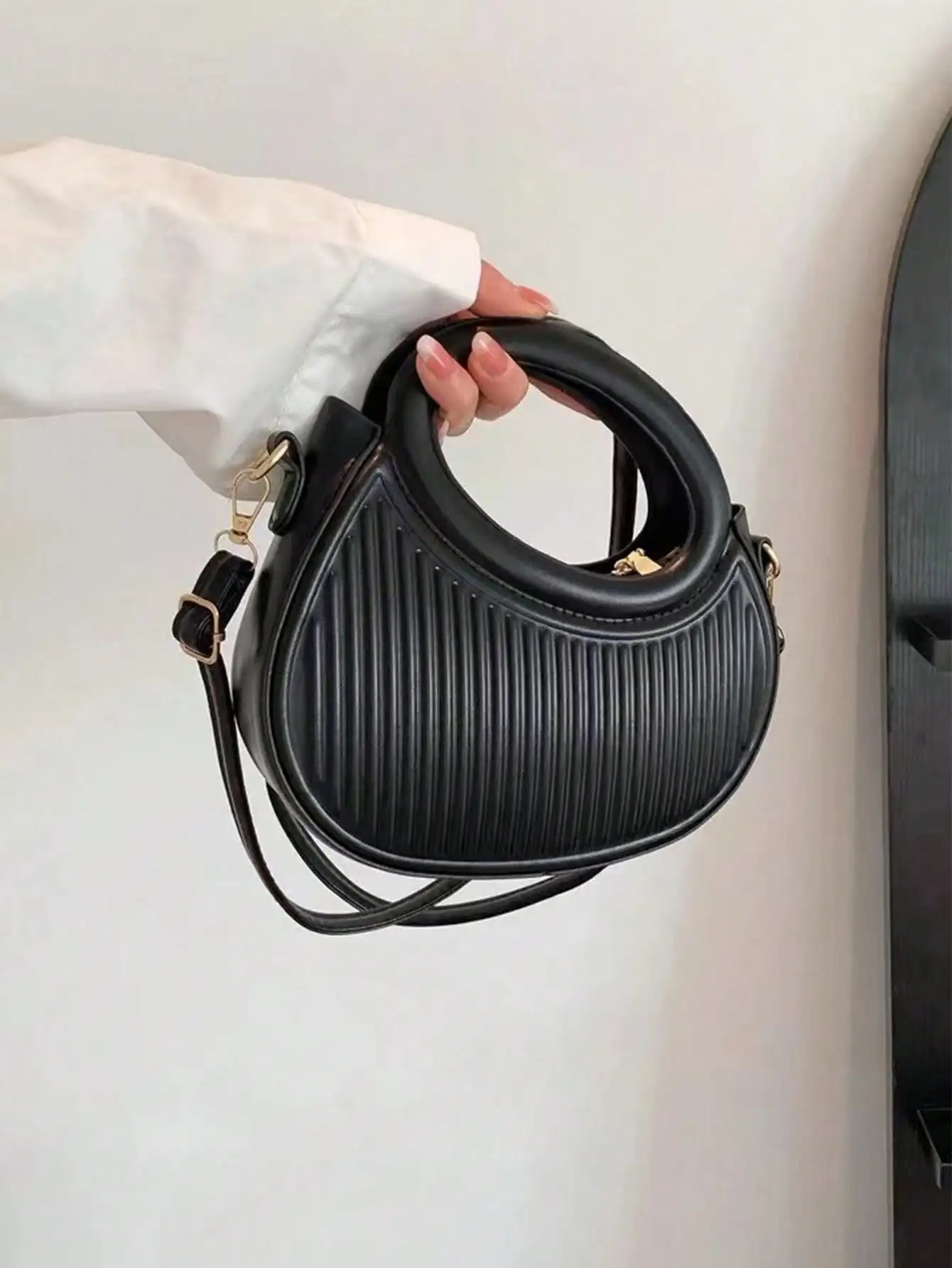 

Niche Striped Embossed Round Crossbody Bag Double Handle for Women Commuting Date