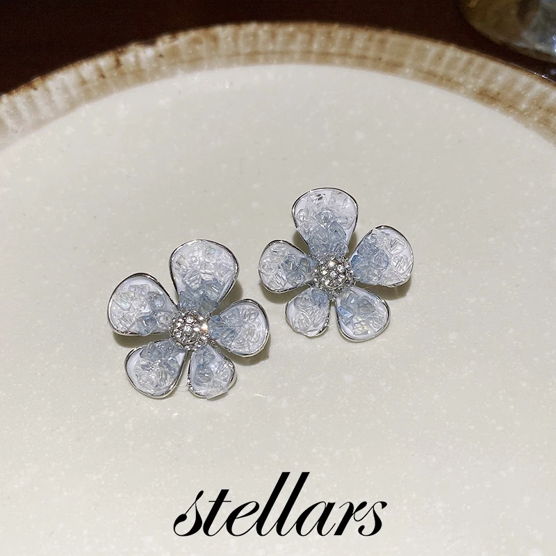 

Gradient Blue Glass Crystal Flower Clip-On Earrings, Fresh and Sweet Style, No Piercing, Everyday Jewelry for Women