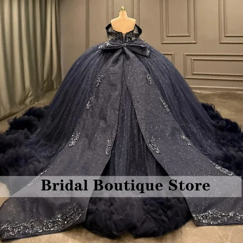 ネイビーブルーの光沢のあるキンセアニェーラドレス、オフショルダー、アップリケ、レース、ビーズ、クリスタル、ボウ、ティアードチュール、誕生日、スイート、カスタマイズ可能