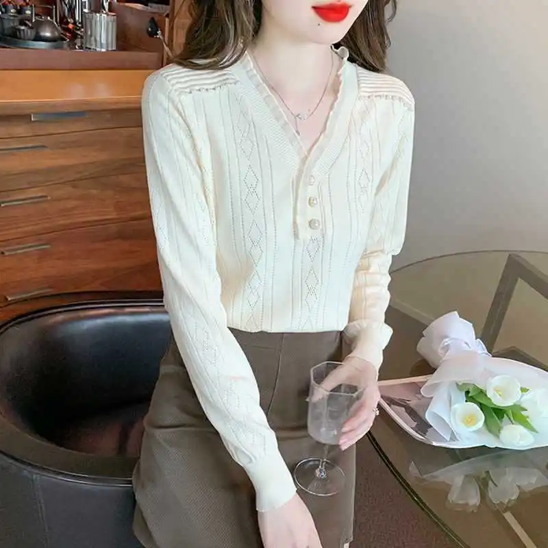 Autumn Winter New Fashion V-Neck Wood Ear Beads Knitted Temperament Long Sleeve Underlay Women's Swearter