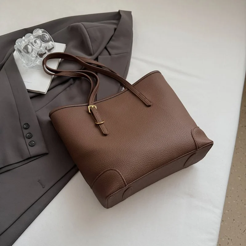 

Women's Handbag Made Of Waxed Leather Boasting Famous Designer Inspired And Paris Commuter Vintage Look ​