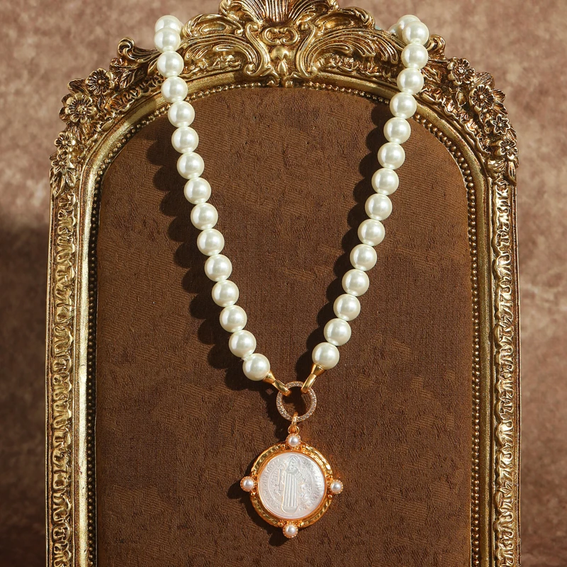 

Vintage Glass Pearl Necklace Freshwater Woman Shell Pendant Carving Head Gold Color Wedding Accessories Luxury Designer Jewelry