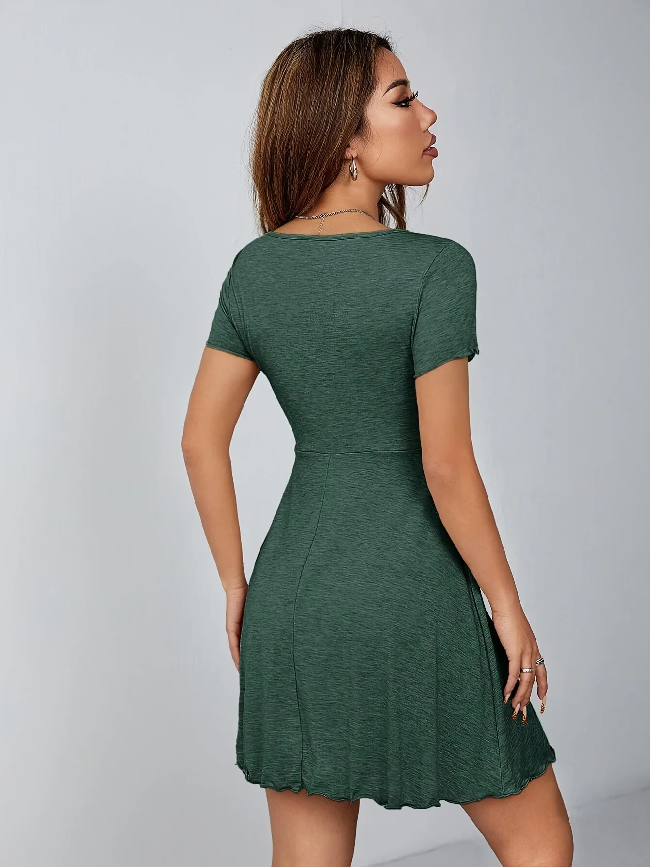 Sommerkleid für Damen mit V-Ausschnitt im Pure Desire Stil, Schleifendetail, Französischer Slim-Fit, Elegantes Design mit Taillenbindung – Detail 24