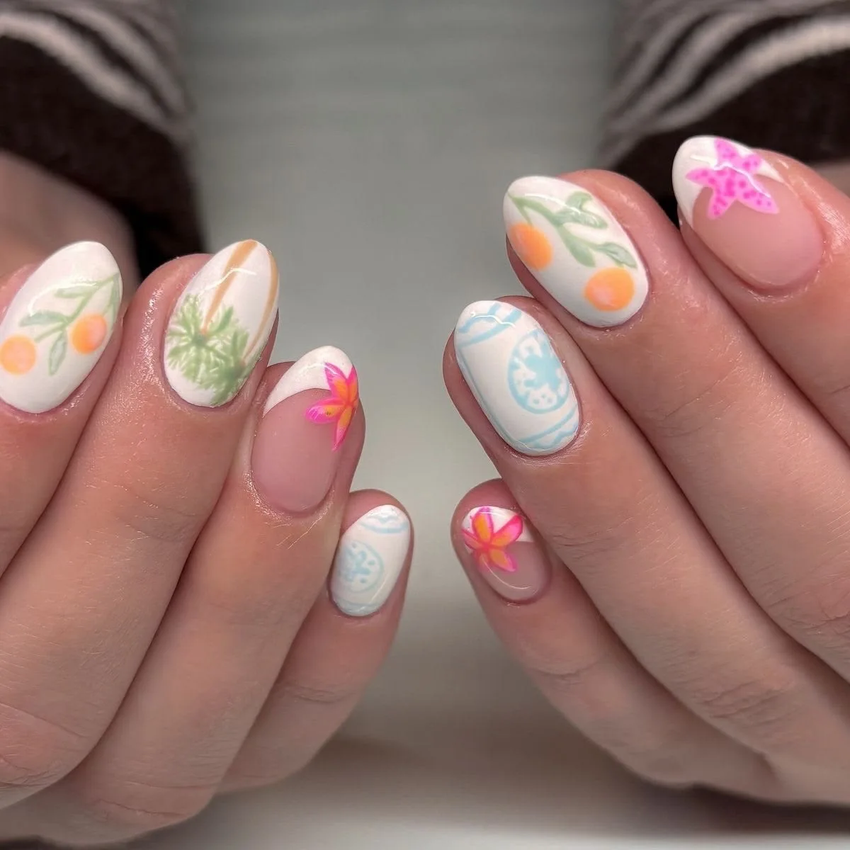 

Summer Fresh Tropical Orange Flower Wear Armor Hand-painted Short Milk White Fresh Contrast Color High-grade Manicure Nail Piece