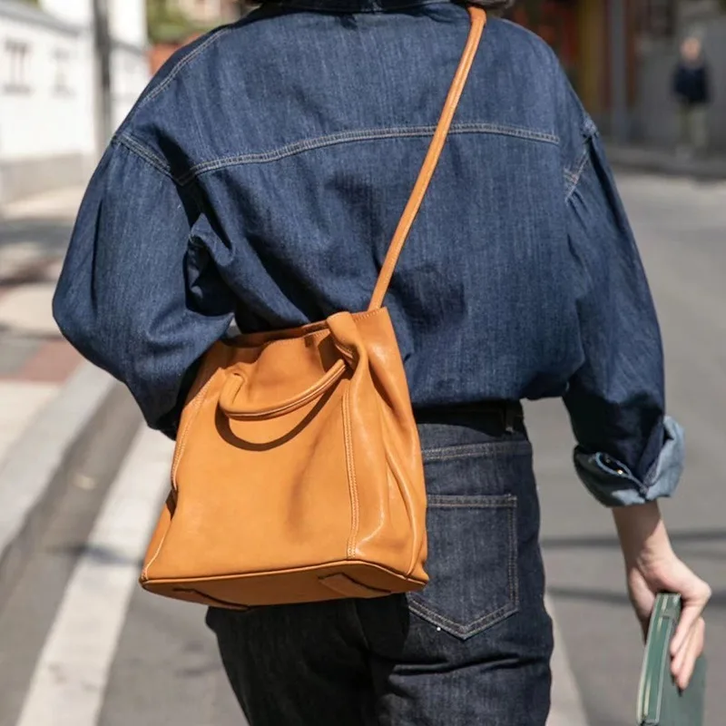 

2024 New Lazy Bucket Bag Women's Niche Large Capacity Women's Bag Single Shoulder Diagonal Cross Commuting Retro Women