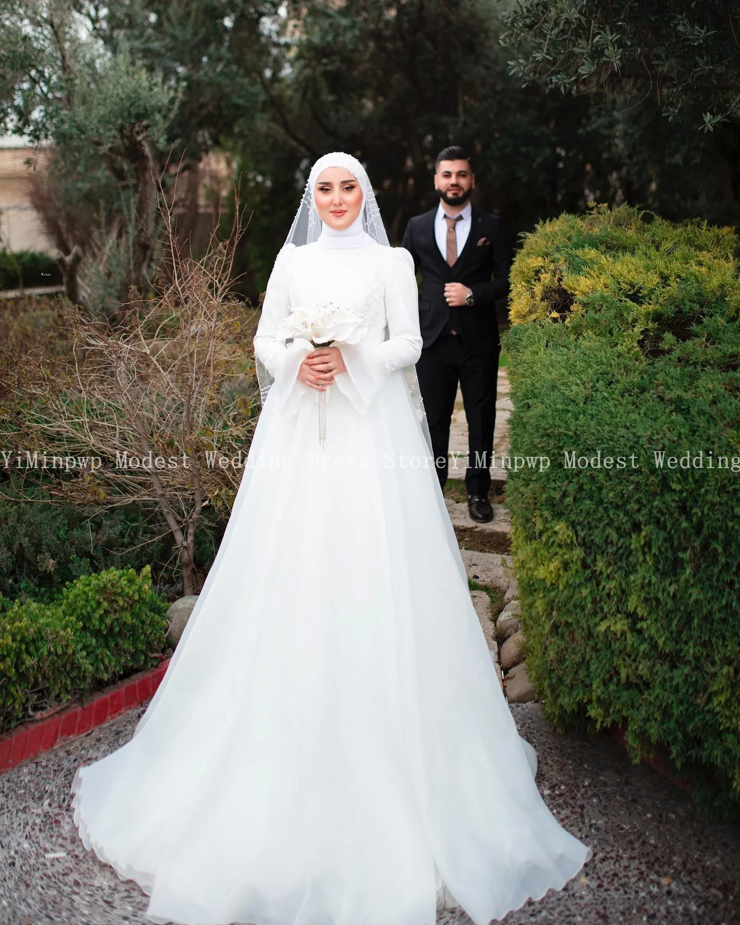 Muslim Wedding Dresses for Hijab Bride High Neck Long Flare Sleeve Sweep Train Appliques Beading Garden Bridal Gowns Customized