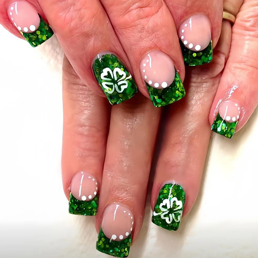 เล็บปลอมแบบสั้น-กลางสำหรับผู้หญิงและเด็กผู้หญิง สีเขียวขาว ลายใบโคลเวอร์สี่แฉก ประดับกลิตเตอร์ สำหรับวันเซนต์แพทริก ชุดเล็บปลอมแบบกดติด