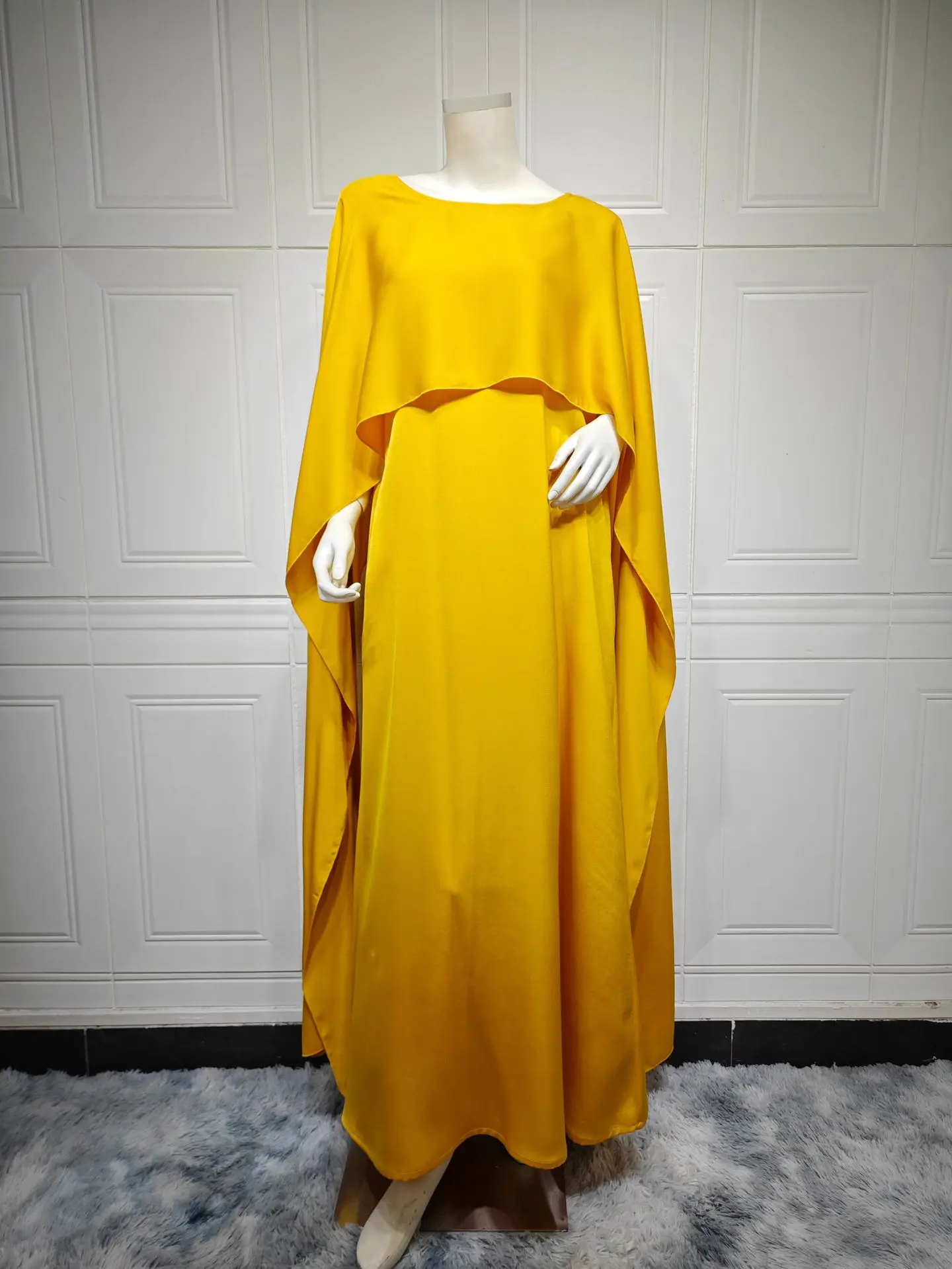 Moderne en modieuze casual jurk voor Arabische dames. De jurk is gemaakt van satijn en wordt het geleverd met een zachte buitenkant Abaya. S-XXL