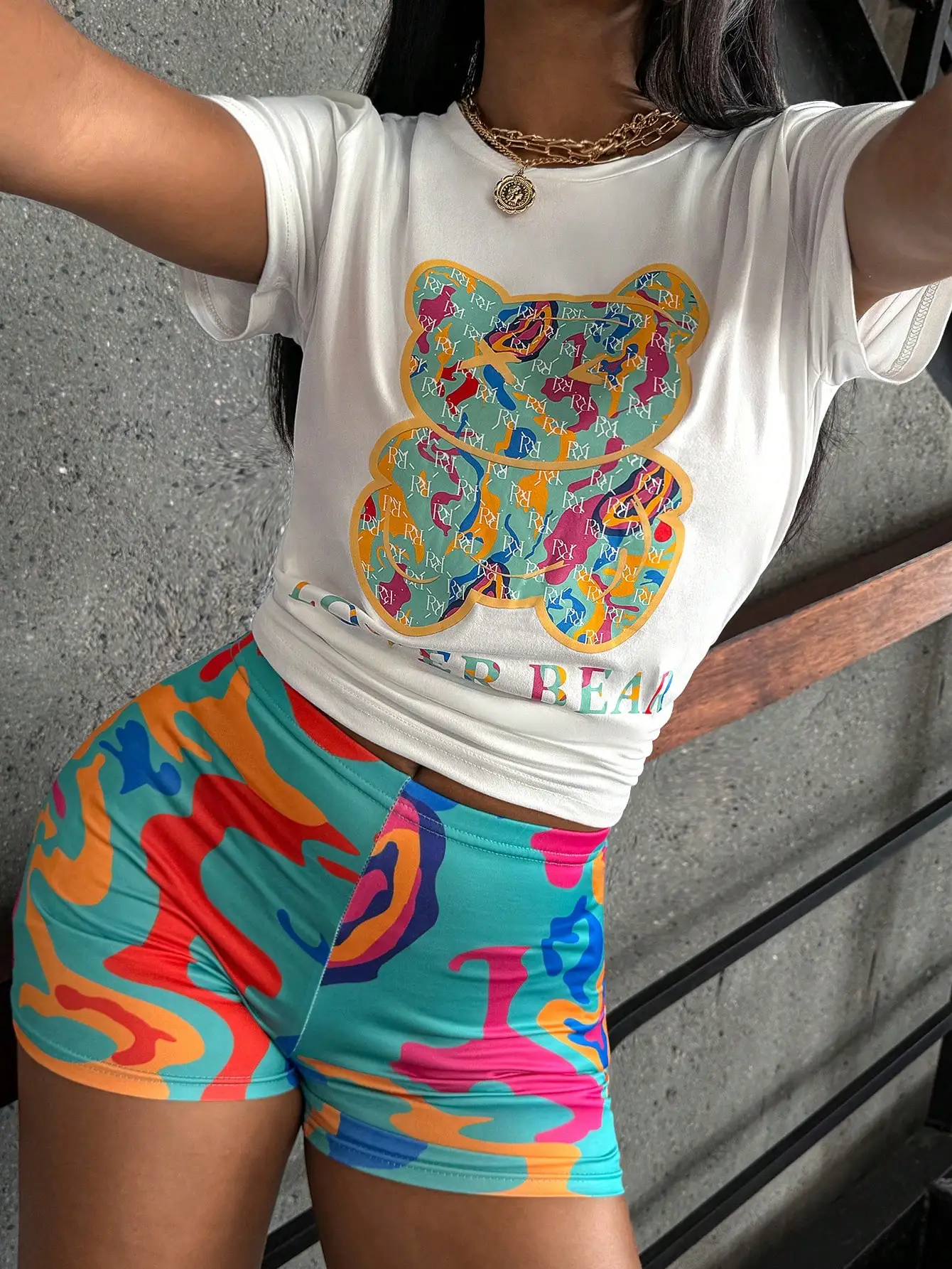 

Женский комплект: укороченный топ с принтом медведя и шорты с абстрактным узором
