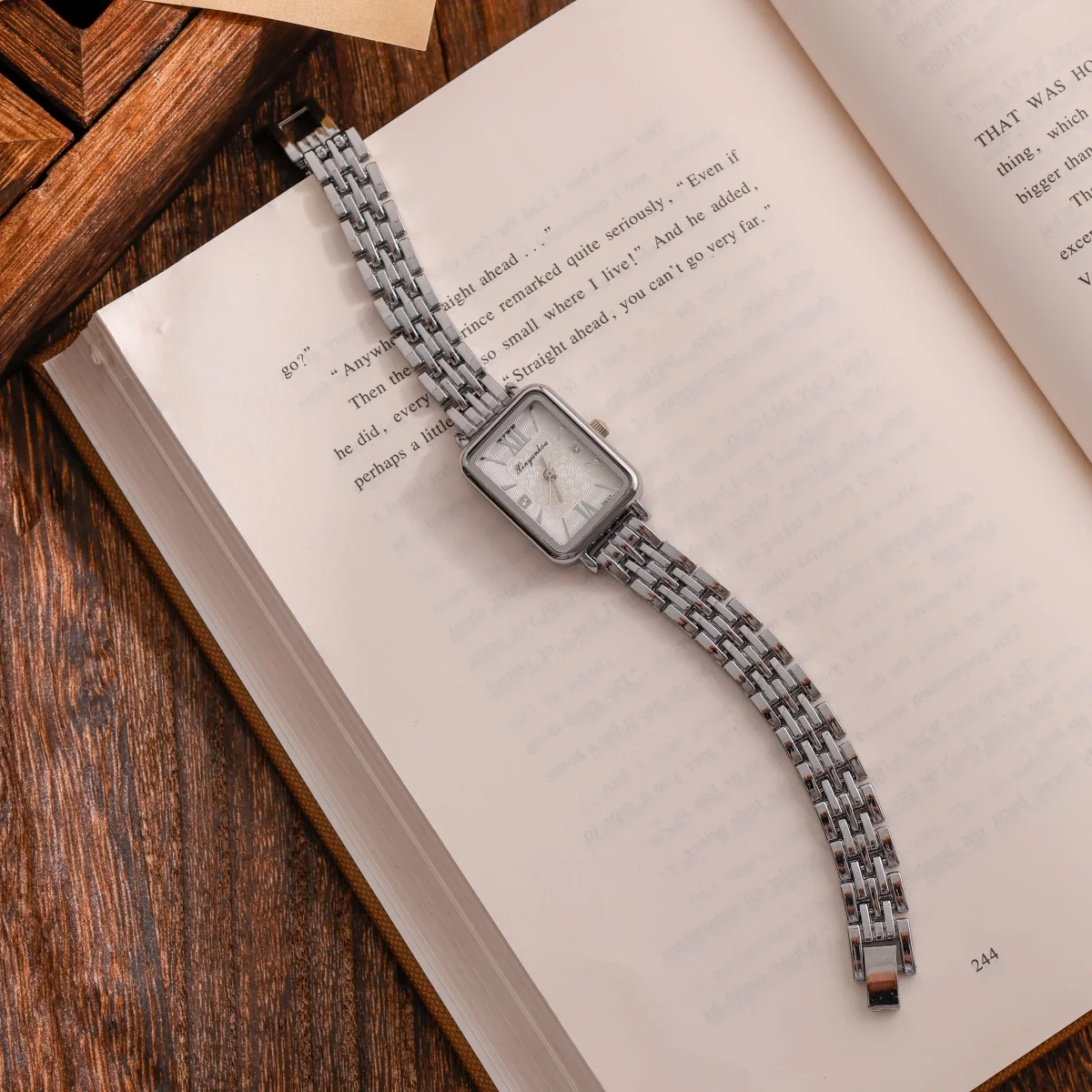 Orologio da donna classico con cinturino quadrato, quadrante con numeri romani, movimento al quarzo, elegante cinturino in argento, accessori moda da indossare ogni giorno