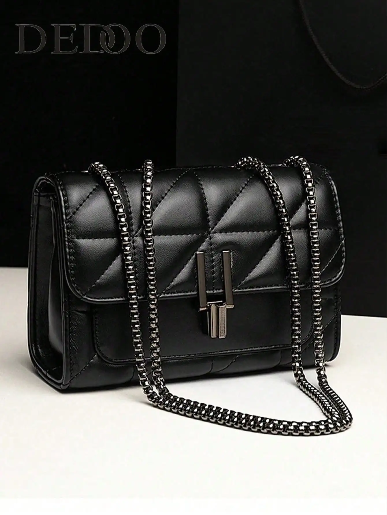 

Черная стеганая сумка-кроссбоди из искусственной кожи с цепочкой-ремешком и застежкой-клапаном