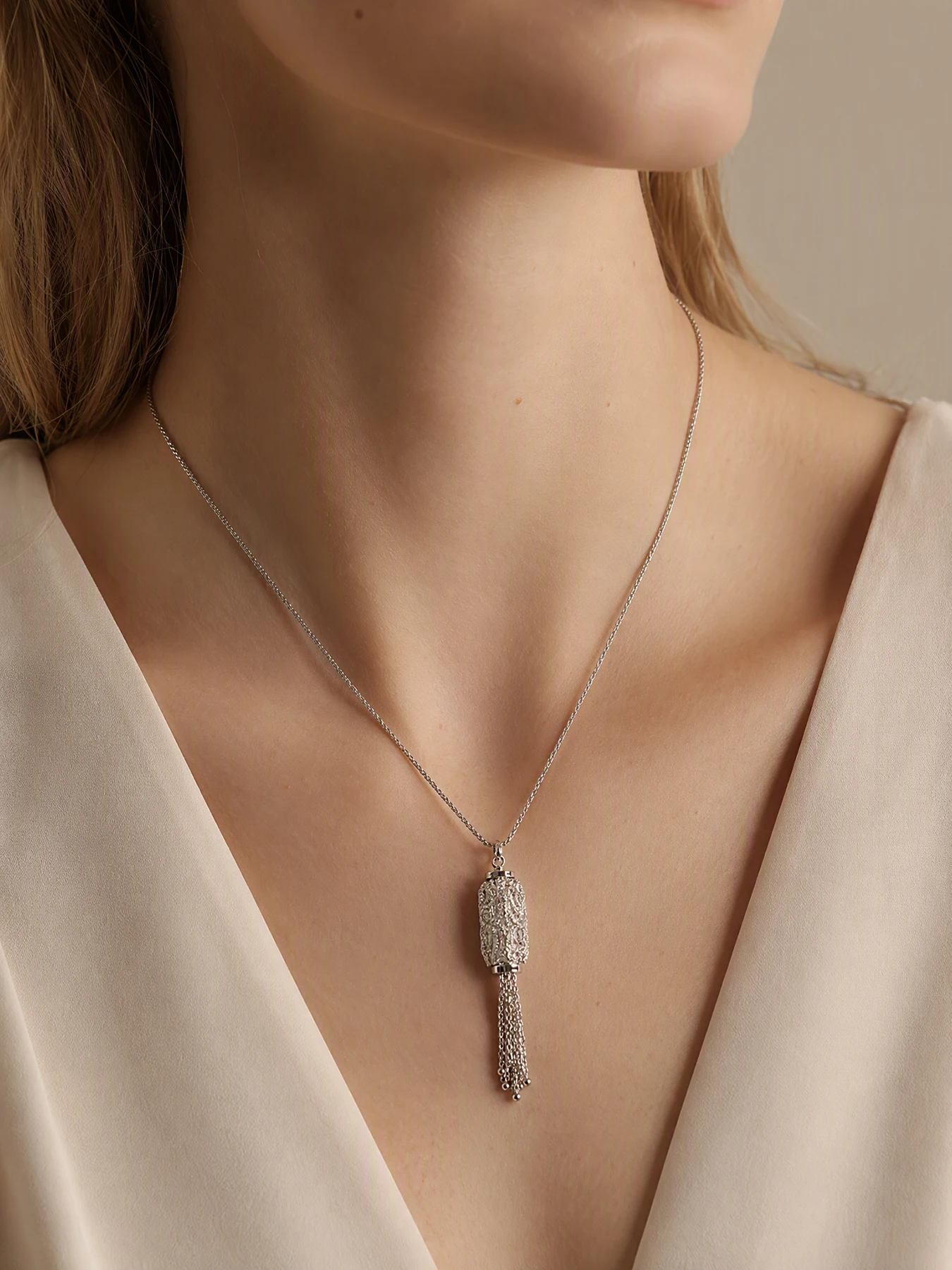 Vintage Crystal Tassel Pendant Necklace for Women, Oval Openwork Paved Sparkling Crystals Long Chain Elegant Evening Jewelry