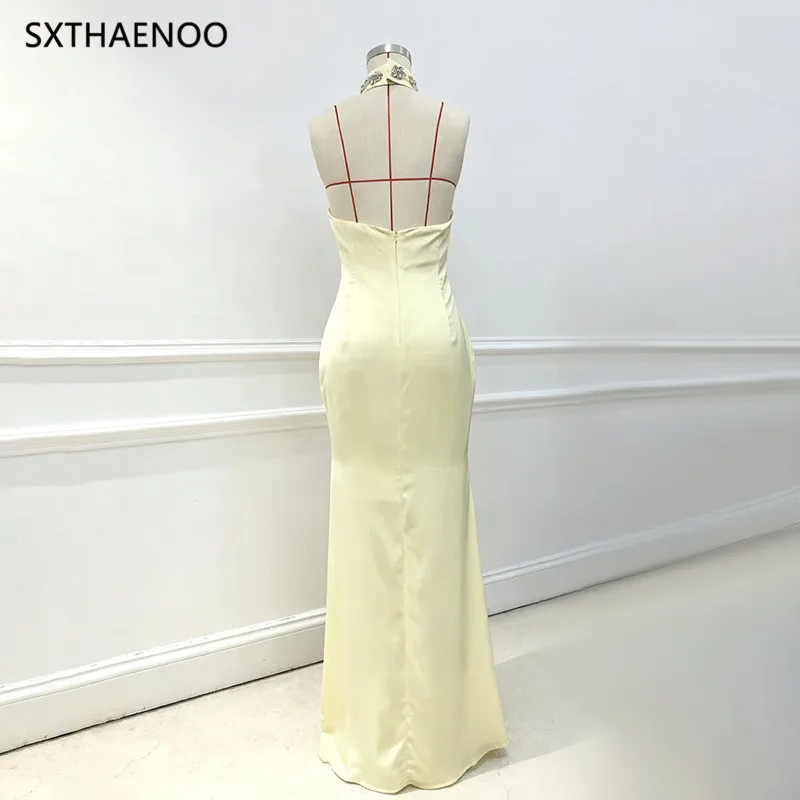 เดรสยาวหรูหราประดับลูกปัดทรงเข้ารูปสำหรับผู้หญิง สายคล้องคอ เปิดหลัง ทรงเสื้อคลุม ดีไซน์เรียบหรู รุ่นปี 2025