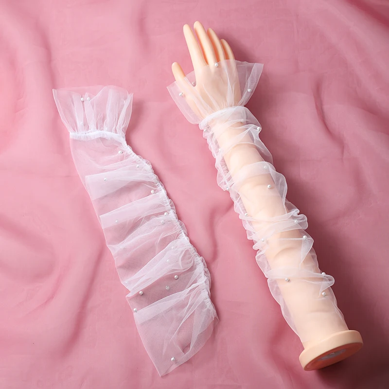 The bride's gloves are a pair of white transparent sleeves suitable for women's wedding parties