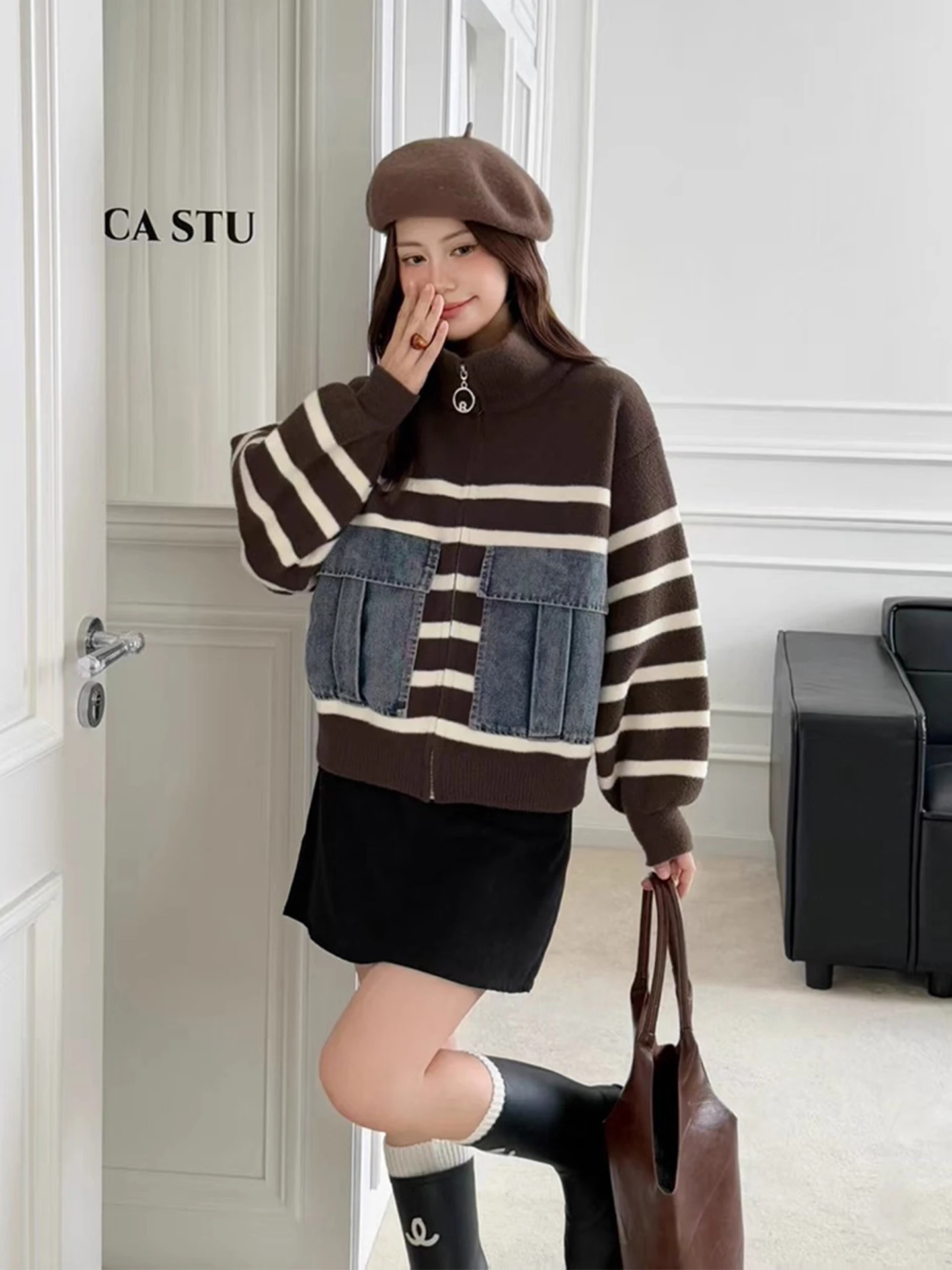 Sweater Rajut Kasual dengan Kerah Tegak Bergaris Desain Denim Kombinasi Sensasi Wanita Musim Gugur Terbaru