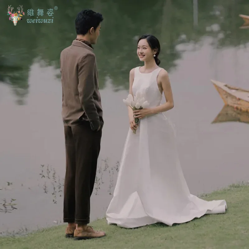 새로운 한국 스타일 미니멀리스트 백리스 트레일링 웨딩 드레스 야외 결혼식 및 커플 사진 촬영에 적합