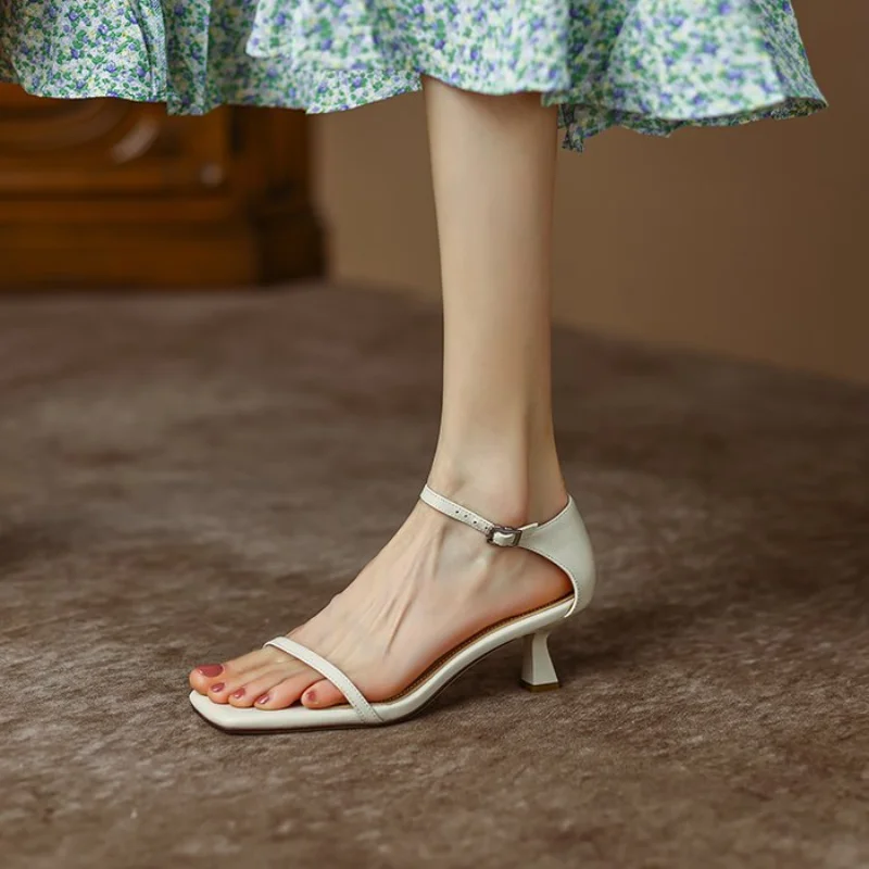 Damen Sommer Neue Mode Schuhe Sexy Quadratischen Riemen Mittleren absätzen schuh Casual Komfortable offene Pumpen Weibliche licht Sandalen Zapatos