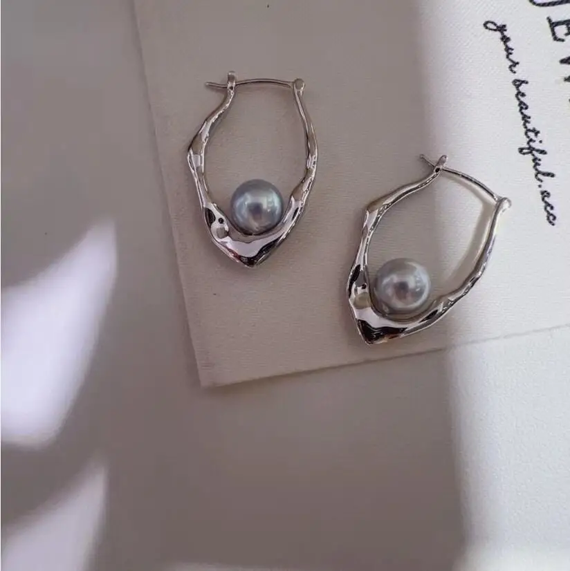 

Элегантная пара круглых серебристо-серых жемчужных серег Южного моря диаметром 7-8 мм с жемчугом 925-х годов.