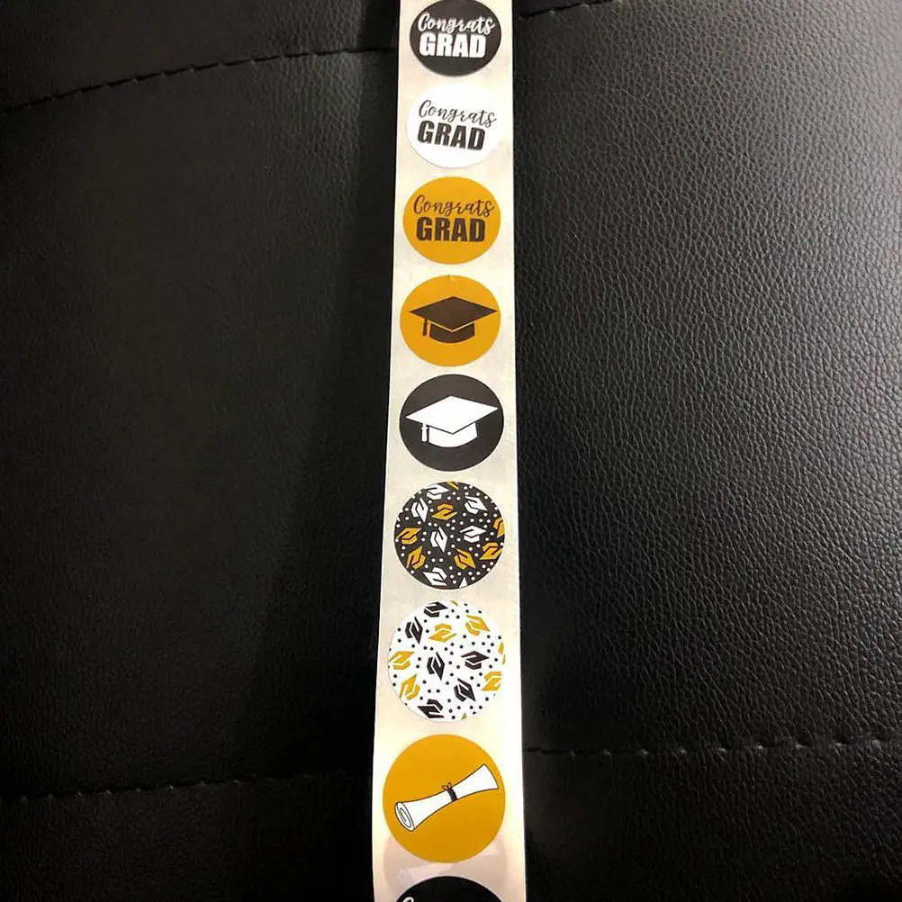 

2 рулона наклеек для выпускного вечера, круглые самоклеящиеся наклейки для украшения подарков на вечеринку, тематические наклейки для украшения студенческих мероприятий