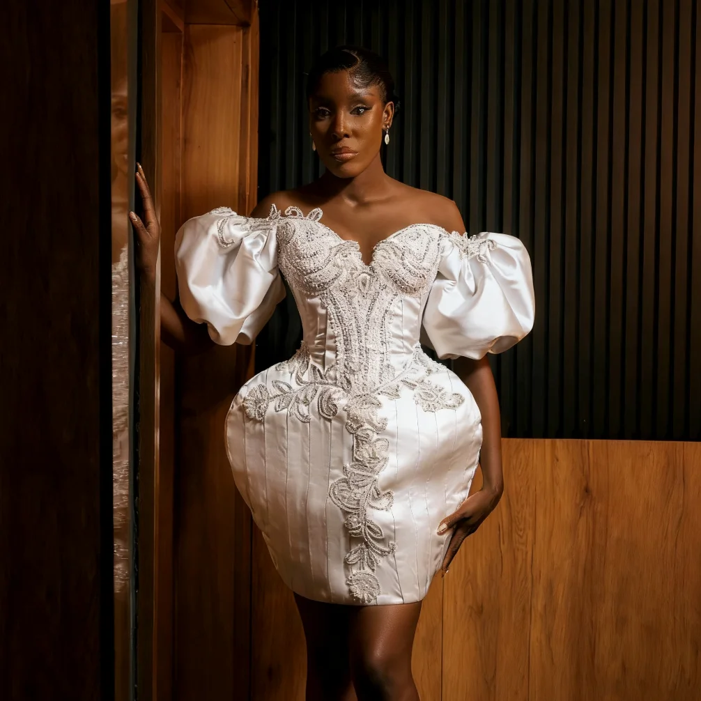 

Уникальное белое атласное короткое бальное платье, африканское свадебное платье для гостей, элегантное кружевное коктейльное платье с объемными рукавами и бисером на заказ