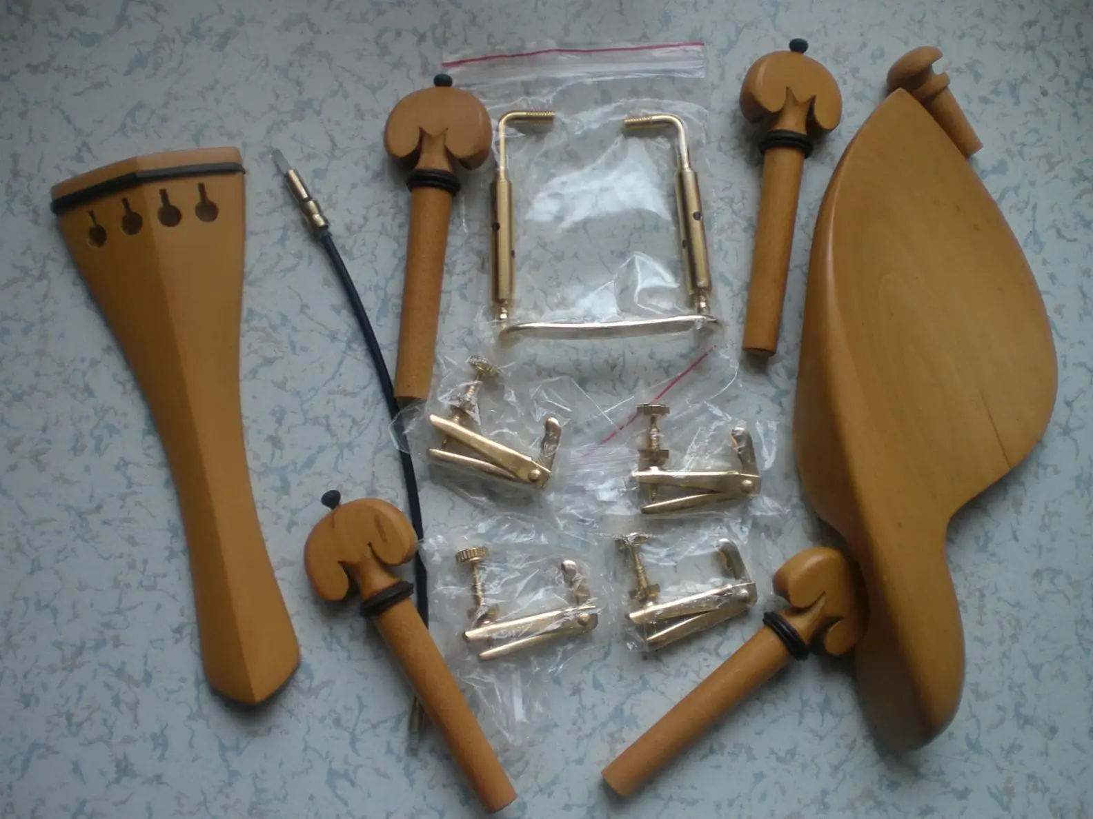 1 Set Quality BOXWOOD Violin Fitting 4/4 with Tail Gut Fine Tuners Gold Color Chin Rest Clamp