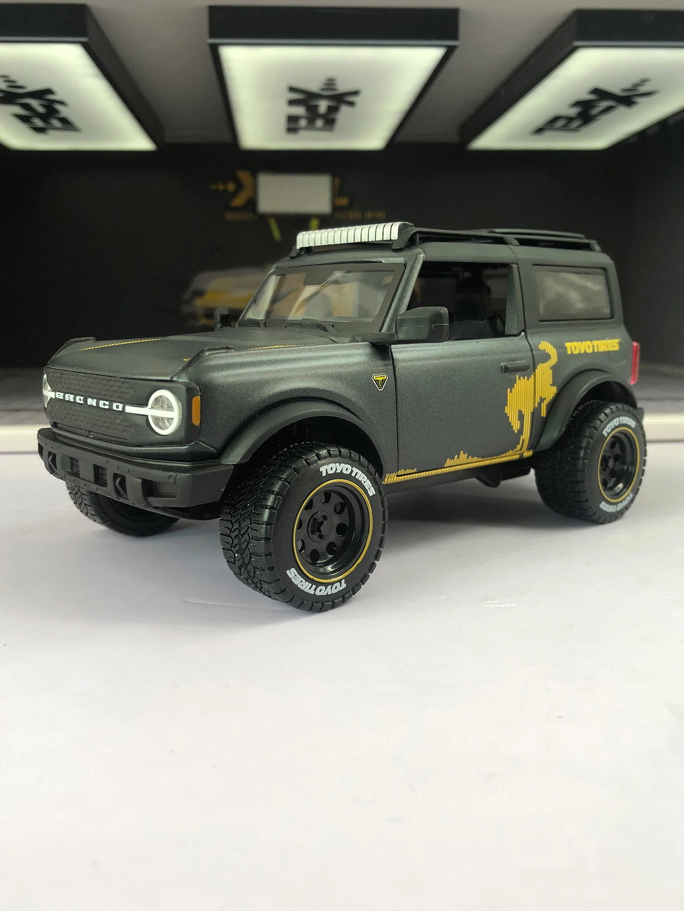Maisto 1:24 simulated zinc alloy 2021 Ford Bronco Badlands model car, static ornament, metal collectible gift car