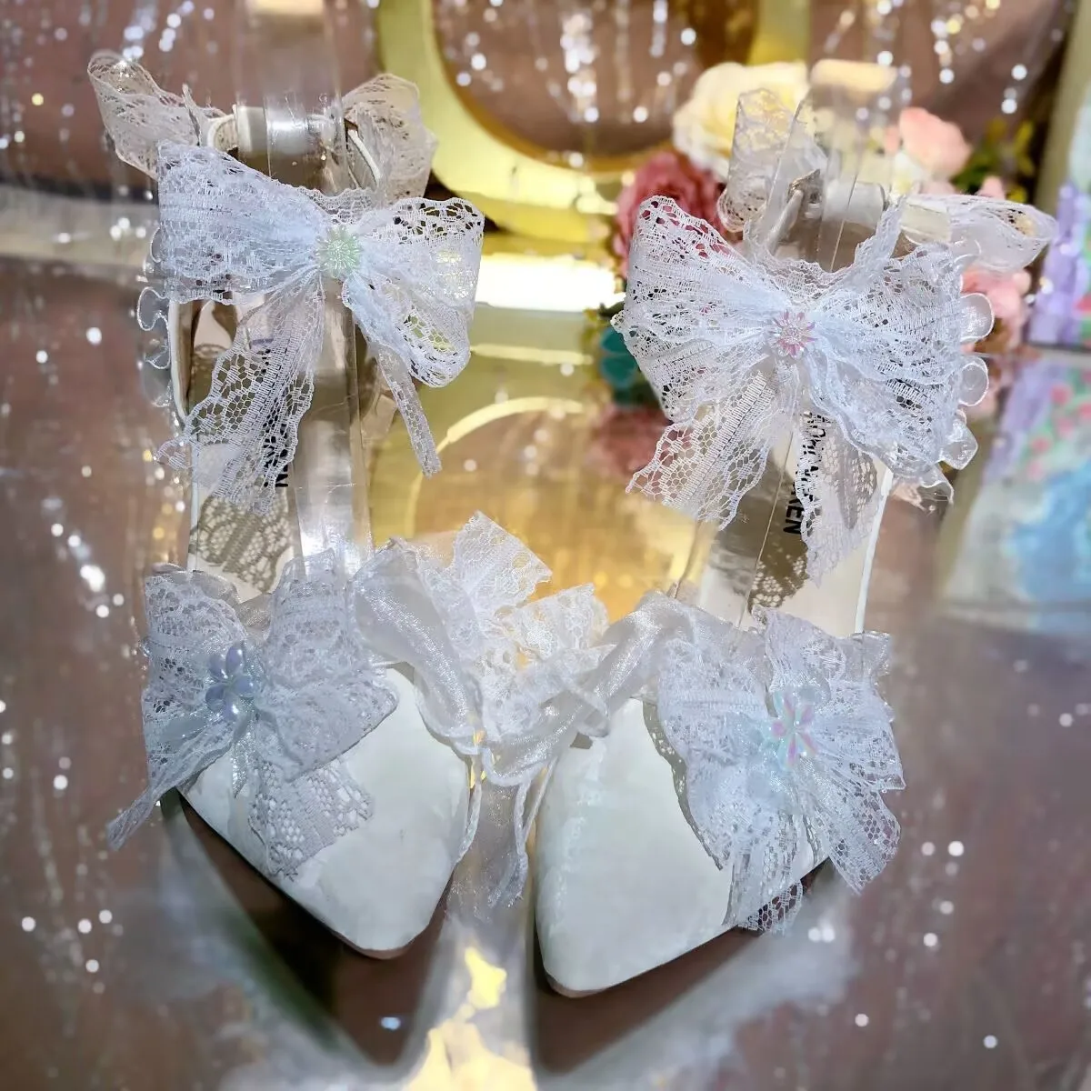 Роскошные свадебные туфли на высоком каблуке с острым носком, роскошные свадебные туфли для невесты, белые женские туфли на каблуке в стиле Лолиты с кружевом и бантом De Mujer