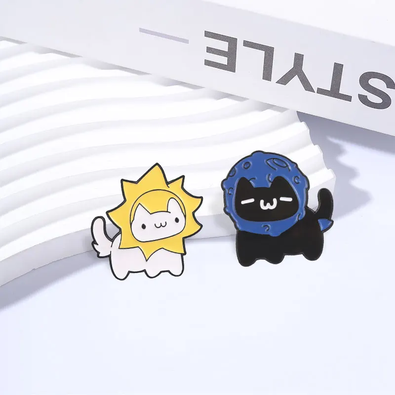 Sonnen- und Mond-Katzen-Abzeichen Emaille-Pin Niedlicher Sonnenhut Weiße Katze & Mond-Kappe Schwarze Katze Broschen Taschen Revers-Abzeichen Schmuck Geschenk für Freunde – Detail 5