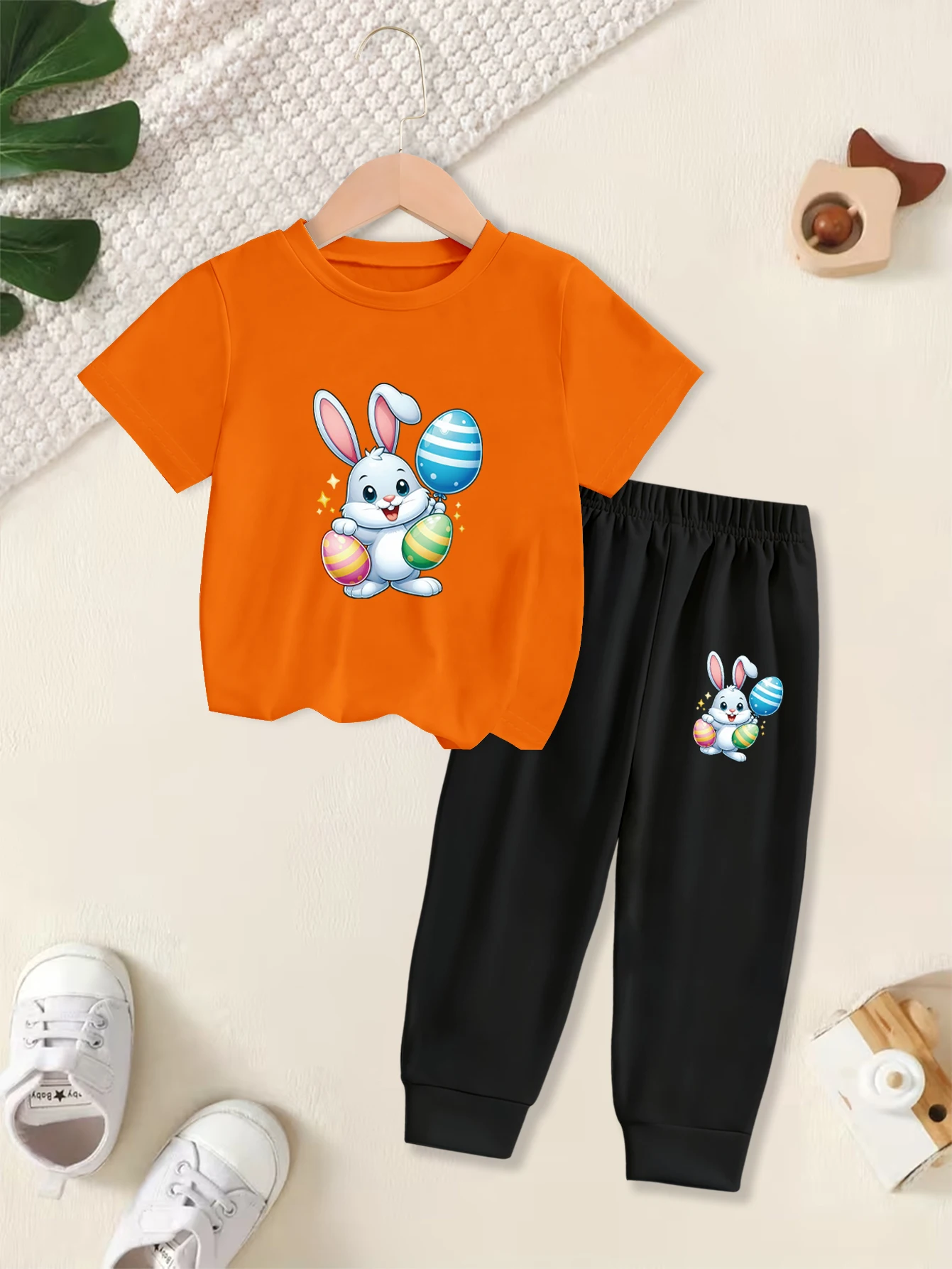 

2 шт.: Летний повседневный спортивный костюм с короткими рукавами для мальчиков на Пасху — принт с мультяшным кроликом и яйцом