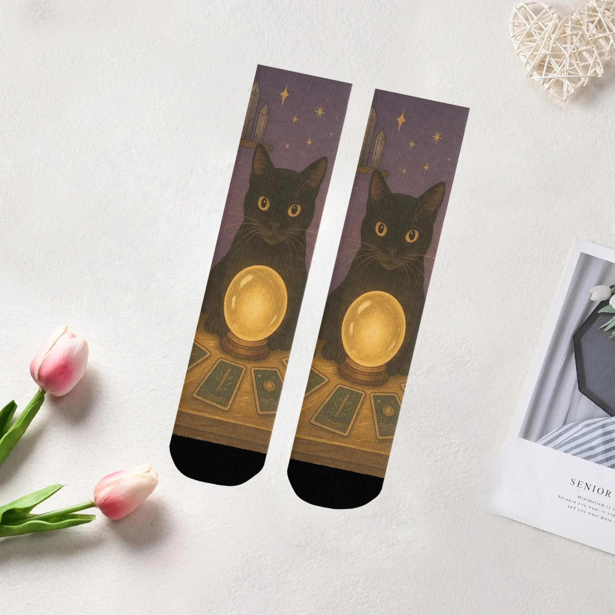 ถุงเท้าลายแมวดำพยากรณ์ศาสตร์ ลายคริสตัลบอล ไพ่ทาโรต์ พื้นหลังสีม่วง สไตล์แฟนตาซีลึกลับสีดำ