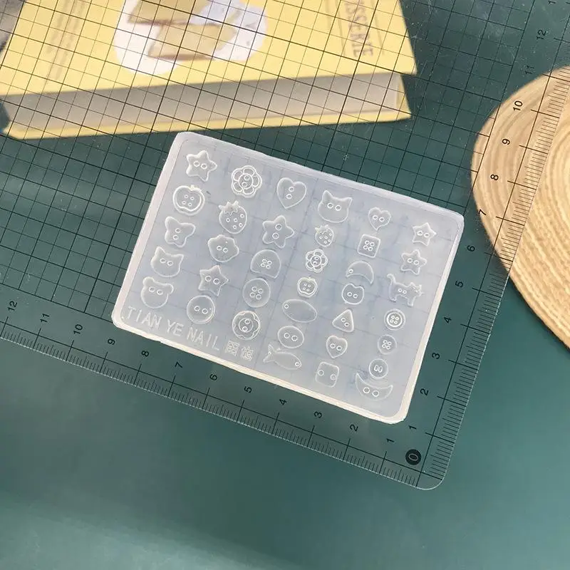 1 Stück Maniküre Multi-Formen-Knopf, kleines Modell, 3D-Knöpfe, Nagelkunstform, Silikon, niedliche Nagel-Charms, Werkzeug, Frauen DIY Harz-Schnallen-Zubehör – Detail 10