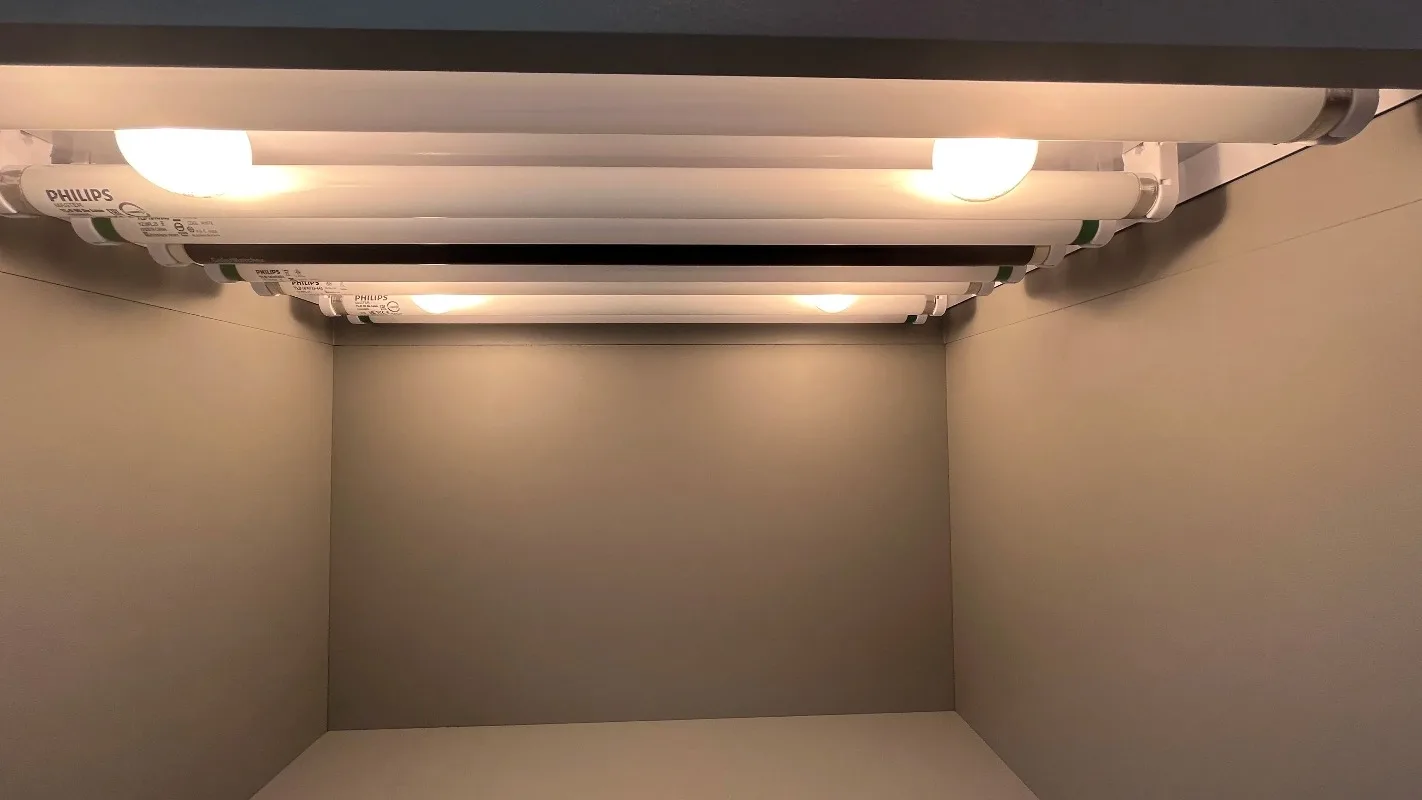 Caixa de correspondência de cores com fonte de luz múltipla