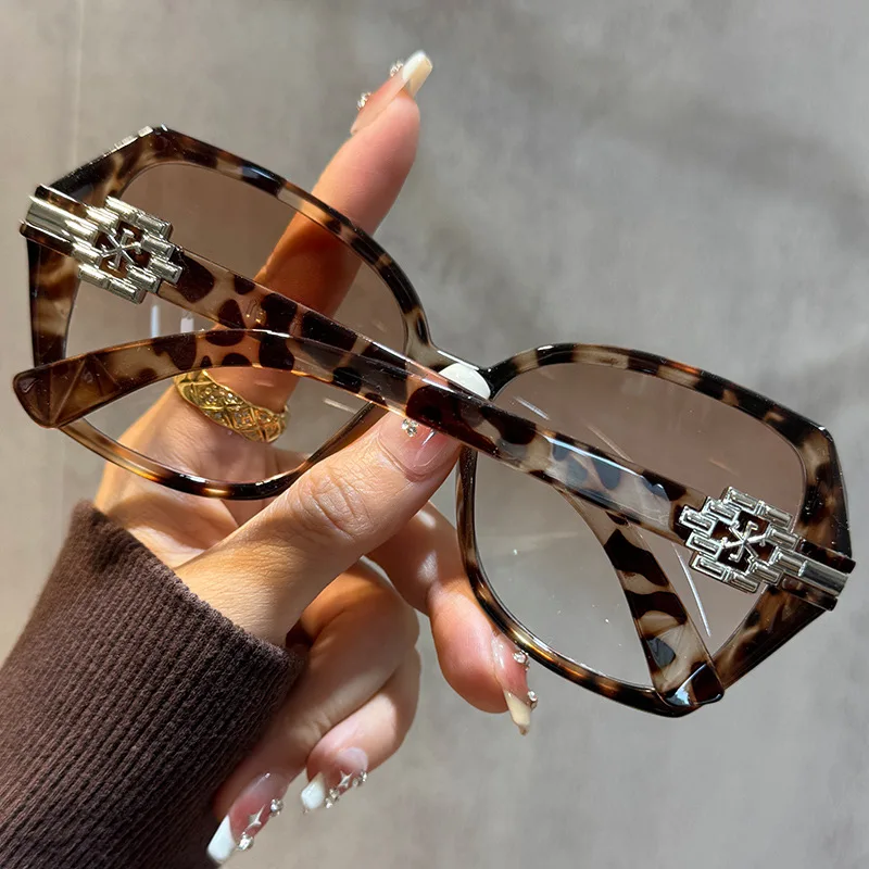 Prescription Reading Glasses with Brown Lenses, Sunglasses-in-One, Leopard Print Large Frame, Gradient Tea-Colored Fashion Readi