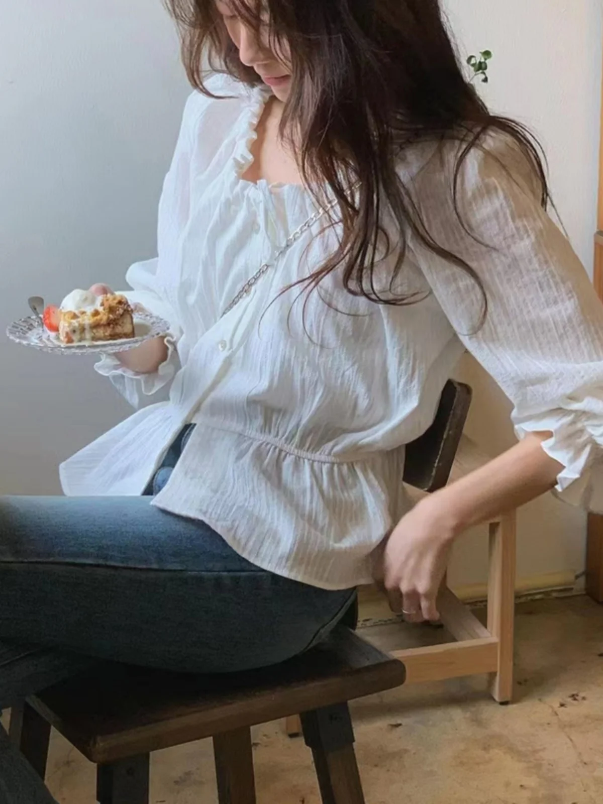 シックな白半袖レディースシャツ春 2024 折りたたみランタンスリーブスリムフィットトップ韓国スタイル通勤ファッション