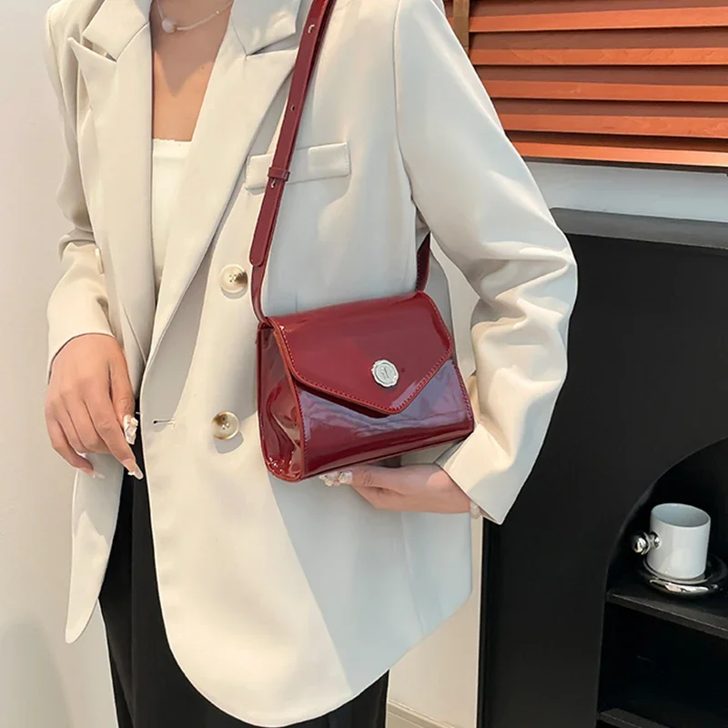 حقائب كتف جلدية لامعة براءات الاختراع للنساء 2025 الاتجاه محكم حقيبة مربعة صغيرة الإناث اليومية محفظة الهاتف عادية